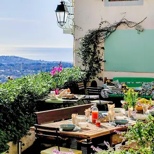 https://the-frogs-house.fr-provencehotel.com